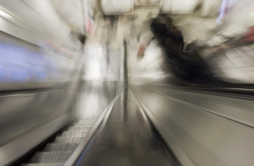 无人,横图,俯视,室内,白天,机器,电梯,模糊,电动扶梯,自动扶梯,运输工具,机械,含糊,恍惚,模胡,依稀,隐约,彩图,高角度拍摄,扶手电梯,升降设备,运输带,自动行人电梯,电扶梯