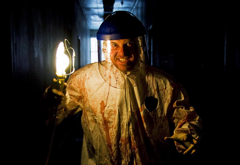 西方人,一个人,站,笑,微笑,露齿笑,横图,室内,白天,正面,帽子,欧洲,欧洲人,仅一个男性,仅一个人,头盔,注视,仅一个年轻男性,一个,安全帽,观察,看,站着,单个,观看,察看,关注,精神病,神经病,男人,男性,年轻男性,白种人,站立,半身,彩图