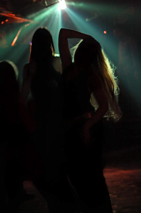 西方人,竖图,室内,白天,正面,聚会,奢侈,跳舞,夜生活,游戏,照明,欧洲,欧洲人,阴影,光线,影子,灯光,许多人,玩,娱乐,吊灯,灯,灯具,一群人,休闲,放松,活动,夜店,照亮,照明设备,发泄,消遣,智力,舞姿,宣泄,迪斯科,白种人,玩耍,嬉戏,半身,彩图,舞蹈