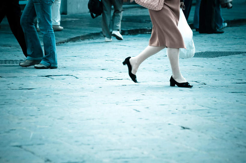 西方人,走,横图,室外,白天,正面,鞋,购物,消费,袋子,鞋子,欧洲,欧洲人,握,服装,包装袋,手提袋,购物袋,皮革,许多人,拿,拎,拿着,休闲装,衣服,一群人,休闲,休闲服,握着,金融,服饰,购买,贸易,白种人,步行,散步,走路,半身,彩图,皮鞋,拎着