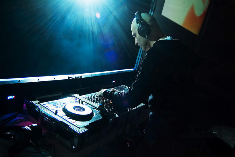 西方人,一个人,坐,横图,室内,夜晚,正面,快乐,满意,幸福,欧洲,欧洲人,仅一个男性,仅一个人,放牧,阴影,光线,影子,灯光,唱片,音响,音乐,注视,娱乐,骑士,仅一个年轻男性,耳机,低头,观察,看,享受,休闲,放松,观看,察看,舒适,享乐,关注,牧马,男人,男性,年轻男性,白种人,坐着,半身,彩图