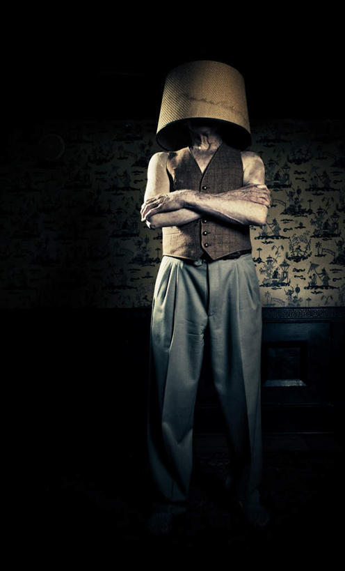 西方人,一个人,站,双手交叉,竖图,室内,特写,白天,正面,欧洲,欧洲人,仅一个男性,仅一个人,服装,休闲装,衣服,灯罩,站着,仅一个老年男性,休闲,休闲服,遮,遮掩,服饰,掩盖,双手抱胸,遮挡,遮盖,掩饰,老年男性,男人,男性,白种人,站立,彩图,全身