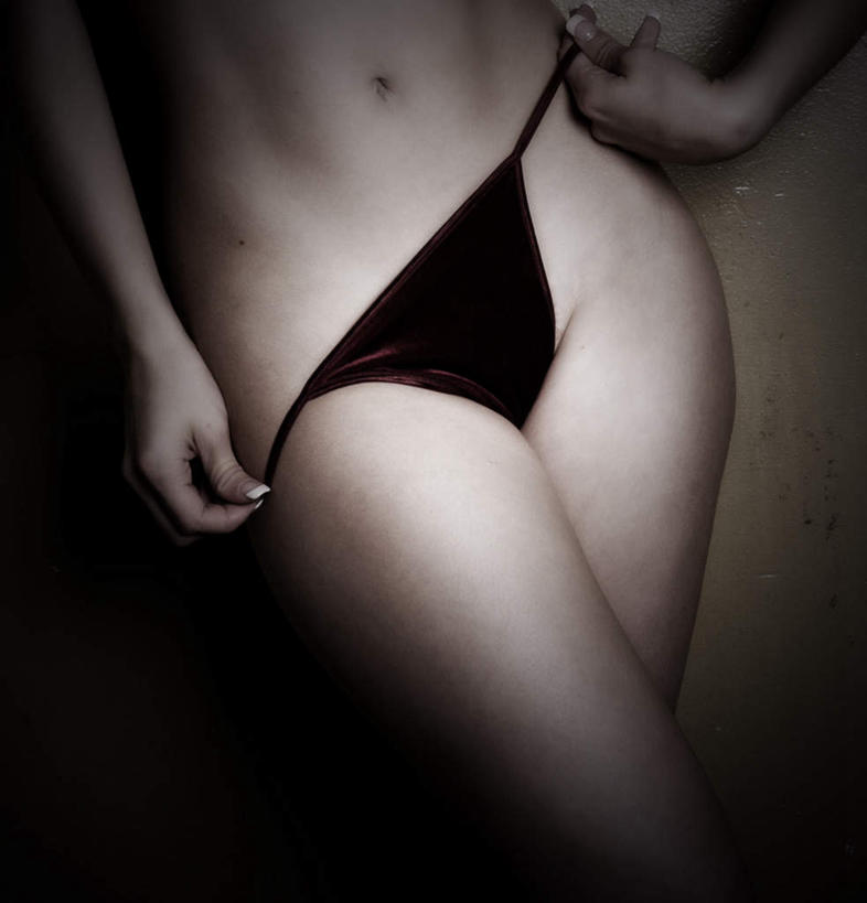 西方人,腹部,腿部,腿,一个人,竖图,室内,特写,白天,正面,性感,欧洲,欧洲人,仅一个年轻女性,仅一个女性,仅一个人,内裤,裤子,拎,裸露,拍照,靠,靠着,摄影,丁字裤,裸,年轻女性,女人,女性,白种人,腹,肚子,半身,彩图,拍摄,照相,拎着