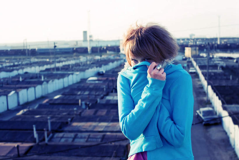 西方人,一个人,站,横图,室外,白天,正面,爱情,欧洲,欧洲人,仅一个年轻女性,仅一个女性,仅一个人,服装,朦胧,模糊,浪漫,注视,休闲装,装饰品,衣服,戒指,饰品,首饰,观察,看,站着,休闲,休闲服,恩爱,冷,遮,遮掩,服饰,观看,信物,察看,掩盖,遮挡,权利,关注,遮盖,掩饰,手饰,害臊,含羞,怕羞,害羞,年轻女性,女人,女性,白种人,站立,半身,彩图