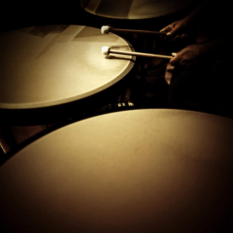 西方人,手,一个人,方图,俯视,室外,特写,白天,欧洲,欧洲人,仅一个男性,仅一个人,仅一个中年男性,敲打,握,鼓,鼓棒,架子鼓,乐器,拿,敲,拿着,拍照,手部,握着,摄影,打击乐器,爵士鼓,男人,男性,中年男性,白种人,半身,彩图,高角度拍摄,照相