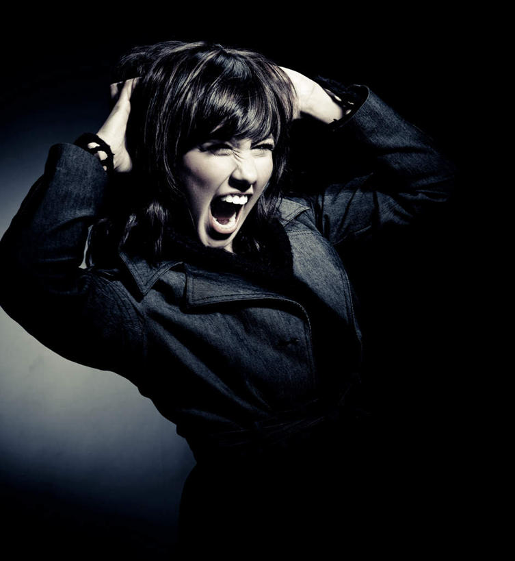 西方人,一个人,站,竖图,室内,白天,正面,欧洲,欧洲人,仅一个年轻女性,仅一个女性,仅一个人,抓头,黑色背景,生气,注视,观察,看,站着,张嘴,抓,大衣,愤怒,观看,抓狂,察看,发怒,关注,情绪,脾气,张大嘴巴,忿怒,怨恨,强烈,激动,年轻女性,女人,女性,白种人,张开嘴,站立,半身,彩图