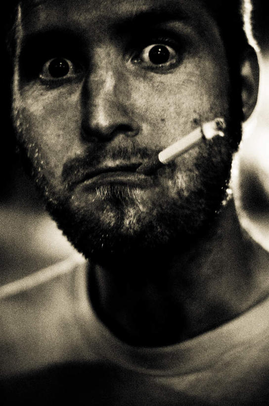 西方人,脸,头,脸颊,一个人,吸烟,竖图,室外,特写,白天,正面,香烟,欧洲,欧洲人,仅一个男性,仅一个人,服装,注视,休闲装,仅一个年轻男性,衣服,观察,看,休闲,休闲服,烟,服饰,观看,察看,关注,瞪眼,怒视,恐吓,吓唬,男人,男性,年轻男性,白种人,头部,脸部,脸蛋,面部,卷烟,烟草,纸烟,抽烟,半身,彩图