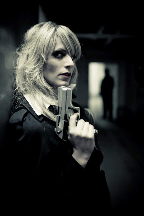 西方人,头发,两个人,站,竖图,室内,白天,侧面,欧洲,欧洲人,握,枪,拿,拿着,注视,衣服,黄色,观察,看,靠,靠着,站着,大衣,握着,手枪,观看,察看,关注,刺杀,冷峭,冷酷,男人,男性,年轻男性,年轻女性,女人,女性,白种人,站立,半身,彩图,刺客,冷漠