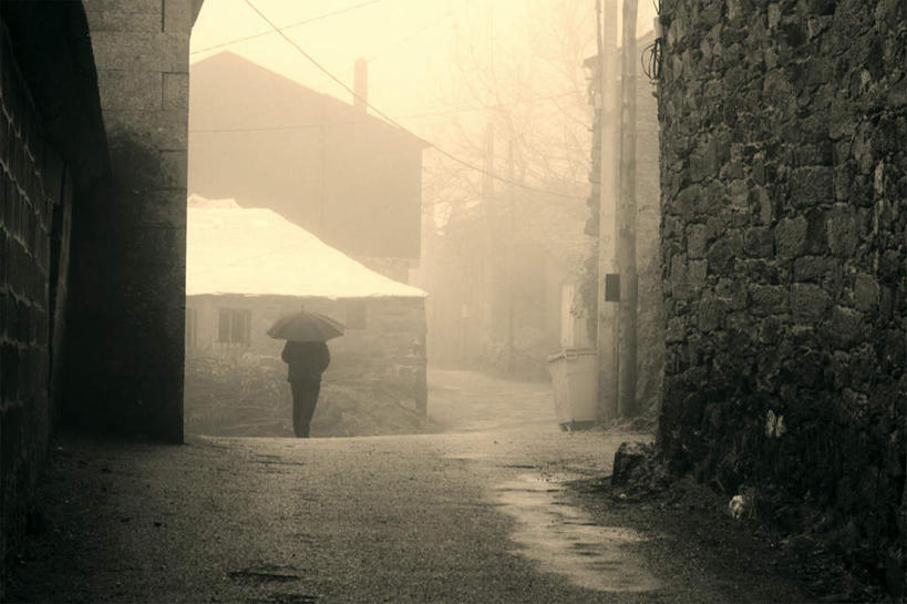 西方人,一个人,走,横图,室外,白天,雨,暴雨,大雨,道路,路,公路,欧洲,欧洲人,仅一个人,撑,电力,电线,伞,线,雨伞,遮阳伞,墙,乡村,电能,交通,线路,阳伞,墙壁,墙面,背面,村庄,电,细雨,电源,电源线,村落,撑着,能量,村子,白种人,小雨,马路,步行,散步,走路,彩图,全身