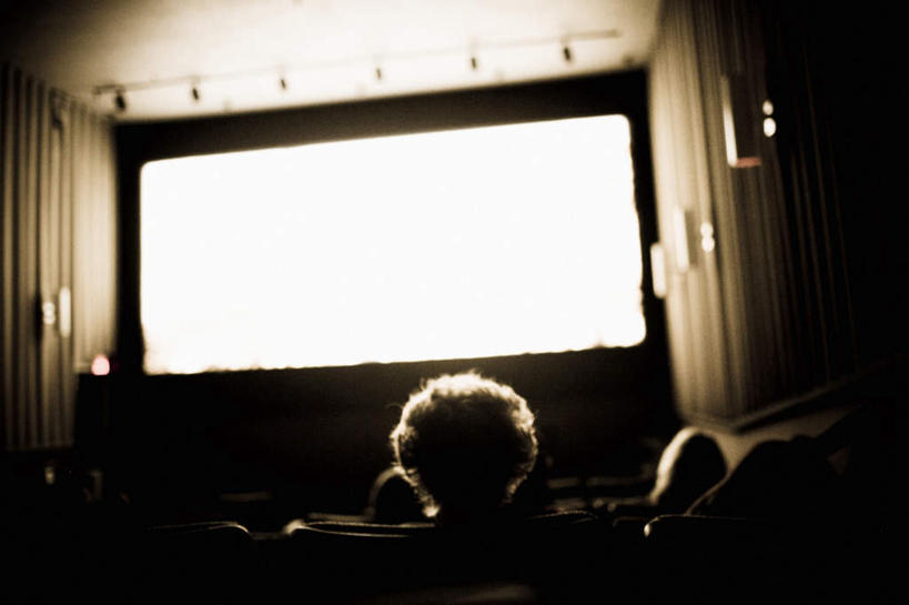 西方人,观众,坐,横图,室内,白天,显示器,电影院,欧洲,欧洲人,阴影,朦胧,模糊,光线,屏幕,影子,许多人,注视,显示屏,座位,背面,阳光,观察,看,一群人,观看,察看,关注,输出设备,坐位,白种人,观赏人员,坐着,半身,彩图,影院,电影