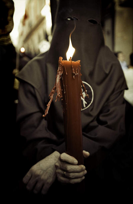 西方人,一个人,站,举,竖图,室内,白天,正面,民族服装,蜡烛,欧洲,欧洲人,仅一个男性,仅一个人,握,火焰,烛光,燃烧,拿,拿着,仅一个年轻男性,一个,红色,点燃,托,站着,握着,单个,后悔,忏悔,男人,男性,年轻男性,白种人,举起,举手,举着,向上举,向上伸,向上托,站立,半身,彩图,传统服装,民俗服