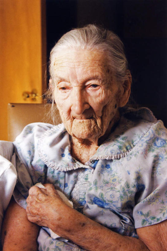 西方人,一个人,站,竖图,室内,白天,正面,欧洲,欧洲人,仅一个女性,仅一个人,注视,观察,看,站着,仅一个老年女性,观看,察看,关注,白痴,痴呆,老年痴呆症,老年女性,女人,女性,白种人,站立,半身,彩图