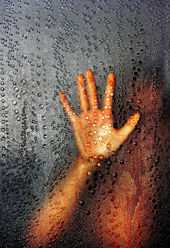 西方人,手,一个人,竖图,室内,白天,正面,玻璃,欧洲,欧洲人,仅一个年轻女性,仅一个女性,仅一个人,撑,玻璃制品,手部,单手,撑着,年轻女性,女人,女性,白种人,半身,彩图