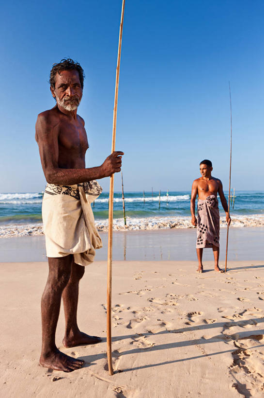 两个人,伙伴,朋友,站,竖图,室外,白天,正面,友谊,合作,团队,海浪,海洋,沙滩,钓鱼竿,斯里兰卡,亚洲,握,阴影,裤子,光线,沙子,影子,海岸,浪花,沙地,注视,休闲裤,裸露,两个,蓝色,蓝天,天空,阳光,海水,天,观察,看,站着,战略,握着,晴朗,观看,渔具,察看,关注,南亚,裸,海景,万里无云,斯里兰卡民主社会主义共和国,联合,合谋,加勒,配合,协作,男人,男性,中年男性,亚洲人,印度人,钓竿,鱼竿,大海,风浪,海,海水的波动,海滩,近岸浪,涌浪,晴空,晴空万里,站立,彩图,全身,钓鱼