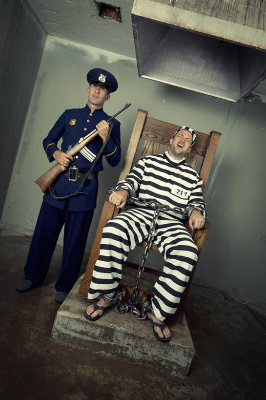 西方人,两个人,警察,警卫,站,坐,竖图,室内,白天,正面,制服,竞争,帽子,椅子,欧洲,欧洲人,一把,对抗,握,阴影,服装,冲突,反射,枪支,影子,墙,注视,破坏,墙壁,墙面,衣服,观察,看,站着,武器,战争,握着,服饰,军帽,手枪,观看,军人,损坏,察看,军装,监禁,攻击,威胁,衣着,犯人,罪犯,穿着,对立,关注,矛盾,兵器,禁锢,军服,防御,枪械,囚犯,来福枪,来复枪,弹夹,敌对,挫败,斗争,抗拒,抗衡,杀伤,威慑,衣饰,监犯,囚徒,罪人,死刑,刑罚,子弹夹,危险,男人,男性,年轻男性,白种人,保安,警卫员,看守,卫兵,站立,坐着,彩图,全身,酷刑,羁系,扣留,囚系,监狱服,狱服,电椅