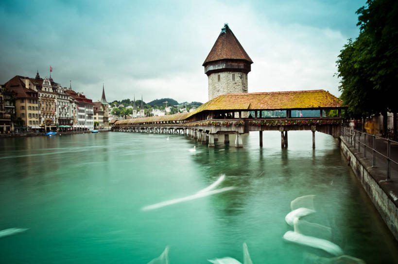 无人,家,栏杆,横图,室外,白天,正面,旅游,度假,湖,湖泊,水,植物,标志建筑,地标,建筑,瑞士,欧洲,阴影,光线,影子,房屋,屋子,湖面,水流,水面,云,云朵,围栏,云彩,娱乐,建设,护栏,楼房,住宅,树,树木,蓝色,绿色,白云,倒影,蓝天,天空,阳光,自然,湖水,天,享受,休闲,旅游胜地,放松,生长,晴朗,成长,倒映,中欧,廊桥,卢塞恩,瑞士联邦,琉森州,卢塞恩州,反照,琉森,蜈蚣桥,卡贝尔桥,虹桥,晴空,彩图,房子