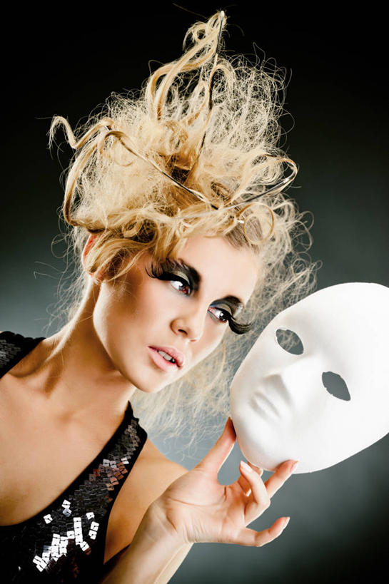 西方人,睫毛,手,一个人,模特,站,举,竖图,室内,白天,正面,裙子,欧洲,欧洲人,仅一个年轻女性,仅一个女性,仅一个人,握,阴影,灰色背景,连衣裙,反射,面具,影子,注视,白色,观察,看,托,站着,手部,假睫毛,握着,摄影,影棚,观看,吊带裙,单手,察看,关注,眼妆,年轻女性,女人,女性,白种人,睫,眼睫毛,模特儿,举起,举手,举着,向上举,向上伸,向上托,站立,半身,彩图,影棚拍摄,拍摄,美容用品