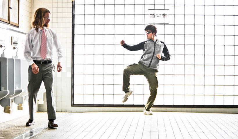 东方人,两个人,商务人士,商务男性,站,横图,室内,白天,正面,衬衫,锻炼,运动,武术,窗户,卫生间,洗手间,亚洲,阴影,套装,服装,反射,影子,墙,领带,扭头,抬腿,注视,休闲装,黄种人,玻璃窗,墙壁,墙面,衣服,观察,看,站着,转头,休闲,休闲服,便捷,服饰,观看,察看,卫生,象征,庄重,关注,商务装,身份,武打,公厕,公共厕所,工薪阶层,武功,正式,地位,方便,小便池,体育,男人,男性,年轻男性,亚洲人,白领,上班族,厕所,站立,彩图,全身,衬衣,健身,武学,便池