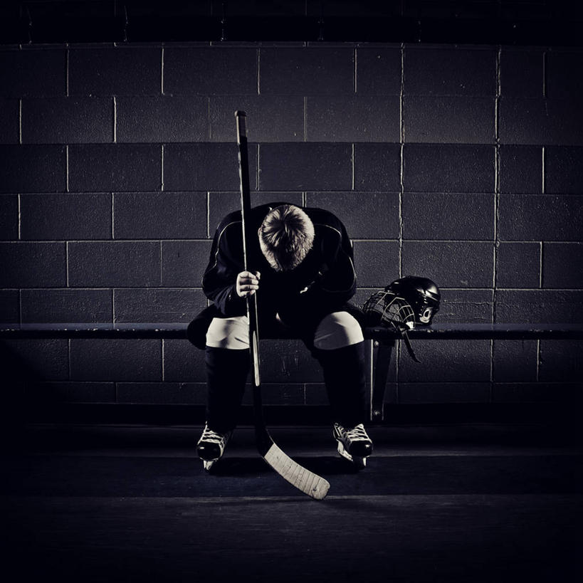 西方人,儿童,一个人,运动员,坐,方图,室内,白天,正面,运动服,纯洁,曲棍球,帽子,欧洲,欧洲人,仅一个男性,仅一个人,握,阴影,服装,反射,头盔,影子,墙,旱冰鞋,溜冰鞋,球棒,注视,运动器械,墙壁,墙面,小孩,衣服,安全帽,观察,看,仅一个小孩,健身器械,可爱,童年,童趣,握着,服饰,观看,察看,衣着,穿着,关注,健身器材,滑冰鞋,童真,烂漫,无邪,衣饰,冰球棒,天真,溜冰,曲棍球运动,男孩,男人,男性,白种人,孩子,体育运动员,运动选手,坐着,彩图,全身,冰刀鞋,运动器材,男生,运动装