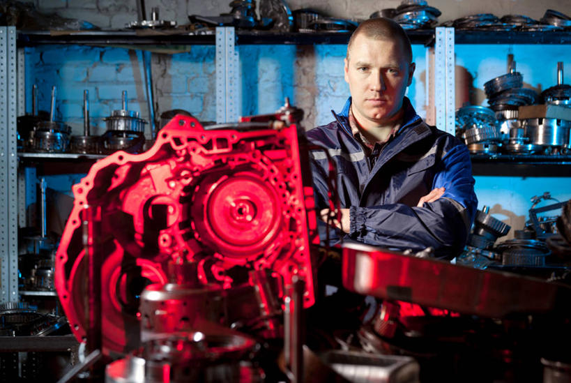 西方人,一个人,工厂,站,双手交叉,横图,室内,白天,正面,工作服,制服,机器,欧洲,欧洲人,仅一个男性,仅一个人,仅一个中年男性,许多,阴影,反射,工具,影子,很多,注视,工人,红色,观察,看,站着,机械,观看,察看,双手抱胸,关注,变速杆,工作制服,男人,男性,中年男性,白种人,员工,站立,半身,彩图,工作套服,工地,制造厂,变速,机械工人,匠人,劳动者,体力工