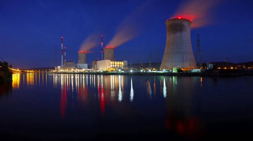 无人,横图,室外,夜晚,正面,度假,热情,河流,美景,水,植物,城市风光,城市,夜景,火,比利时,欧洲,阴影,光线,火焰,影子,河水,景观,水流,烟雾,灯光,燃烧,娱乐,树,树木,绿色,倒影,自然,享受,休闲,发电厂,发电站,景色,放松,生长,成长,核电站,核能,倒映,西欧,冷却塔,比利时王国,冷却,反照,核电厂,马斯河,默兹河,彩图,凉水塔