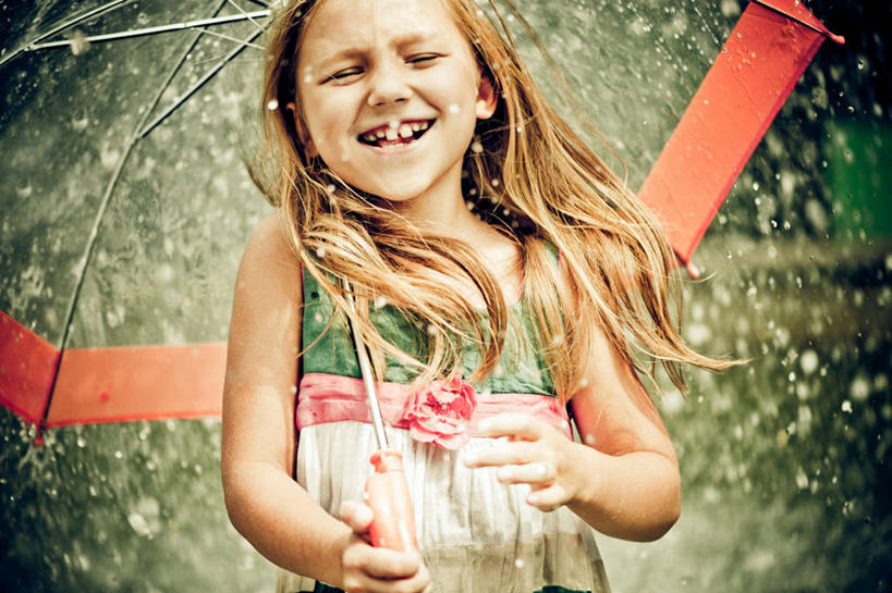 西方人,儿童,一个人,闭眼,笑,微笑,露齿笑,横图,室外,白天,正面,纯洁,雨,暴雨,大雨,欧洲,欧洲人,仅一个女性,仅一个人,一把,奔驰,握,服装,朦胧,模糊,伞,雨伞,遮阳伞,拿,拿着,休闲装,阳伞,小孩,衣服,奔跑,仅一个小孩,休闲,休闲服,可爱,童年,童趣,握着,服饰,太阳伞,童真,烂漫,无邪,天真,女孩,女人,女性,白种人,孩子,闭眼睛,闭着眼,闭着眼睛,半身,彩图,强降水,强降雨,女生