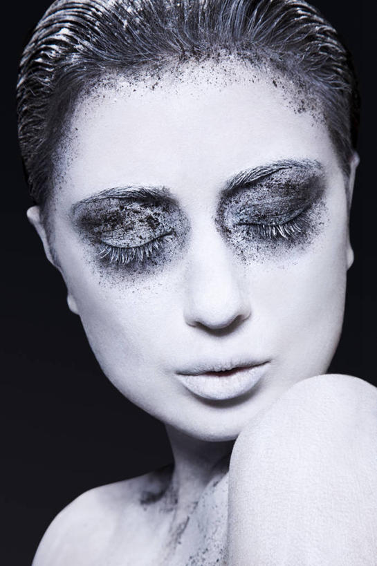 西方人,脸,头,脸颊,睫毛,一个人,闭眼,竖图,室内,特写,白天,正面,化妆,美容,欧洲,欧洲人,仅一个年轻女性,仅一个女性,仅一个人,护肤,黑色背景,注视,肩膀,彩妆,观察,看,保养,享受,休闲,假睫毛,放松,保健,摄影,肮脏,影棚,观看,察看,关注,眼妆,养颜,邋遢,龌龊,污秽,年轻女性,女人,女性,白种人,头部,睫,脸部,脸蛋,面部,眼睫毛,闭眼睛,闭着眼,闭着眼睛,半身,彩图,影棚拍摄,拍摄,美容用品