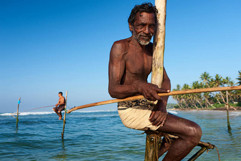 两个人,栏杆,坐,抱,笑,微笑,横图,室外,白天,正面,海浪,海洋,树林,植物,棕榈树,叶子,亚洲,阴影,短裤,裤子,光线,扶手,影子,浪花,绿叶,注视,护栏,裸露,树,树木,蓝色,绿色,蓝天,天空,阳光,自然,海水,天,观察,看,嫩叶,沙滩裤,生长,晴朗,成长,抱着,观看,察看,搂着,关注,裸,海景,棕榈叶,万里无云,男人,男性,中年男性,亚洲人,印度人,叶,叶片,大海,风浪,海,海水的波动,近岸浪,涌浪,晴空,晴空万里,棕树,棕榈,搂,搂抱,坐着,半身,彩图