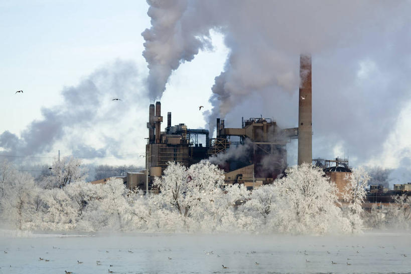 无人,工厂,横图,室外,白天,正面,烟囱,河流,水,阴影,光线,影子,河水,水流,蓝色,蓝天,天空,阳光,天,晴朗,污染,废气,危害,有害,万里无云,造纸厂,环境污染,晴空,晴空万里,彩图,工地,制造厂,大气污染,工业废气,工业污染,化学污染,污染物,有害气体