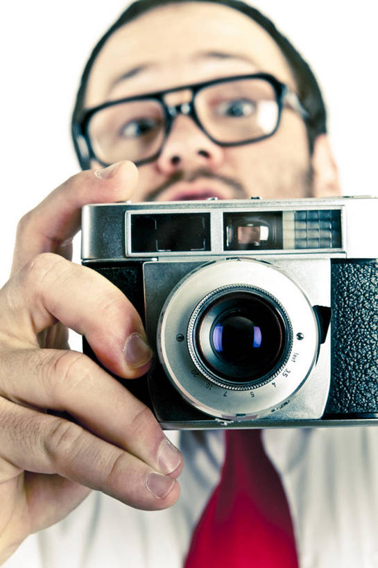 西方人,脸,头,脸颊,手,一个人,记者,竖图,室内,特写,白天,白色背景,正面,衬衫,相机,欧洲,欧洲人,仅一个男性,仅一个人,仅一个中年男性,握,阴影,反射,眼镜,影子,领带,拿,拿着,注视,肩膀,拍照,红色,数码相机,观察,看,手部,握着,摄影,影棚,观看,单手,察看,关注,近视眼镜,男人,男性,中年男性,白种人,头部,脸部,脸蛋,面部,照相机,半身,彩图,影棚拍摄,衬衣,拍摄,照相,狗仔