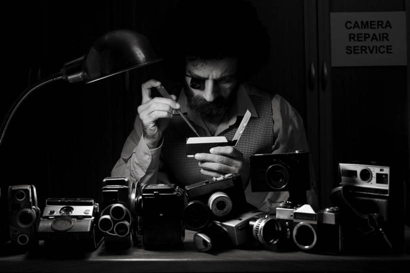 西方人,一个人,坐,横图,黑白,室内,白天,桌面,桌子,相机,金属制品,欧洲,欧洲人,仅一个男性,仅一个人,连接,握,组合,服装,金属,木制,工具,眼镜,古典,拿,拿着,注视,休闲装,仅一个年轻男性,拍照,衣服,木制品,数码相机,低头,观察,看,休闲,休闲服,握着,摄影,服饰,观看,螺丝刀,起子,链接,五金,察看,紧固,关注,拼接,拼凑,经典,拼合,凑集,聚合,撮合,链结,牢固,改锥,双反相机,双反,双镜头反光相机,男人,男性,年轻男性,白种人,照相机,坐着,半身,彩图,照相,单片眼镜