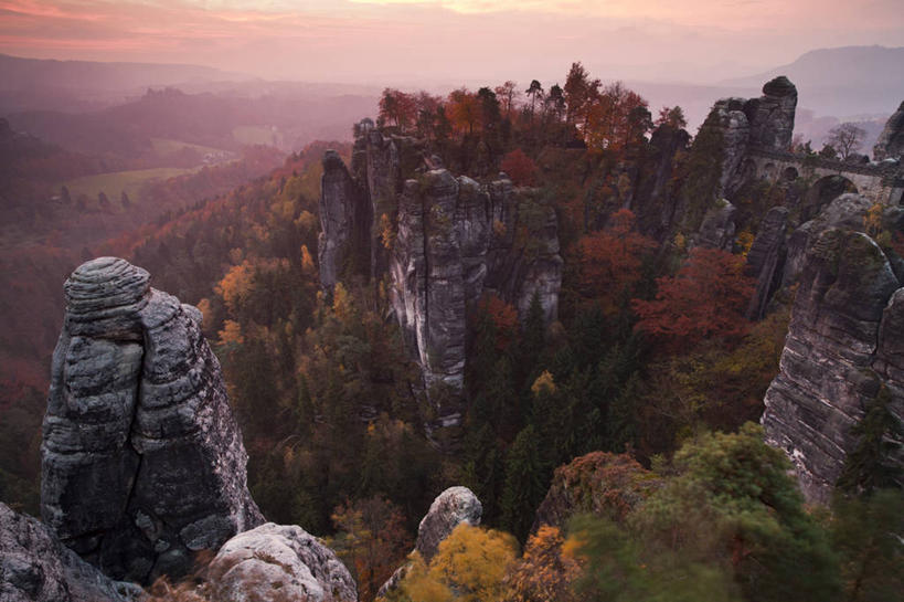 无人,横图,俯视,航拍,室外,白天,旅游,度假,日出,石头,美景,山,山脉,树林,太阳,峡谷,植物,德国,欧洲,阴影,光线,石子,影子,景观,山峰,云,云朵,朝霞,晨曦,黎明,山谷,山峦,云彩,娱乐,树,树木,绿色,白云,阳光,自然,群山,享受,休闲,景色,放松,生长,成长,西欧,岩层,鸟瞰,自然风光,德意志联邦共和国,萨克森州,萨克森自由州,石块,岩石,朝阳,彩图,高角度拍摄,卯时,破晓,日始