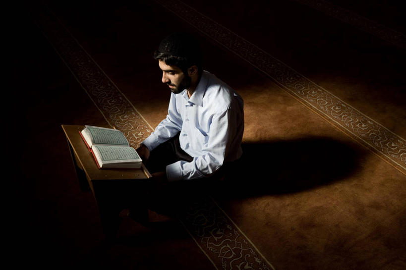 西方人,一个人,坐,横图,俯视,室内,白天,桌面,桌子,书籍,欧洲,欧洲人,仅一个男性,仅一个人,阴影,服装,节日,反射,木制,影子,注视,休闲装,文化,仅一个年轻男性,衣服,木制品,书本,低头,观察,看,祈祷,休闲,健康,休闲服,许愿,宗教,服饰,信仰,观看,纪念,祈求,察看,伊斯兰教,关注,经书,古兰经,平安,男人,男性,年轻男性,白种人,书,图书,坐着,半身,彩图,高角度拍摄
