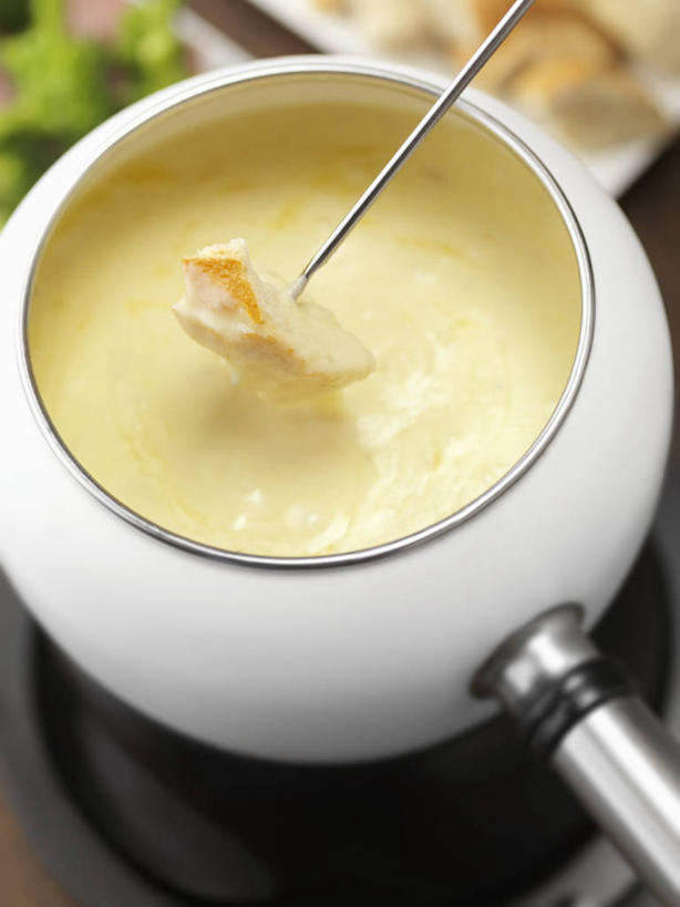 点心,面包,奶酪,无人,竖图,俯视,室内,特写,白天,烹饪,西餐,餐桌,桌子,阴影,朦胧,模糊,融化,反射,影子,干酪,起司,料理,食品,面点,芝士,营养,火锅,菜肴,美食,食物,糕点,乳酪,西式,佳肴,餐台,乳制品,发酵,熔化,奶酪火锅,暖锅,溶化,熔解,消溶,彩图,高角度拍摄