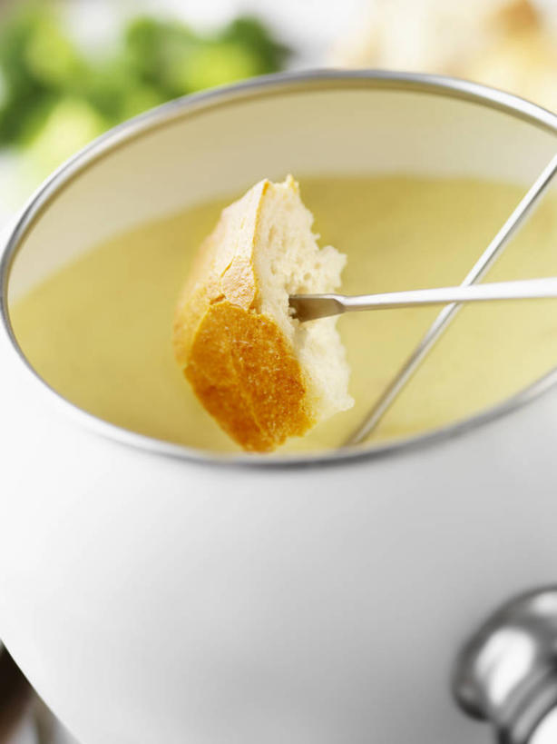 点心,面包,奶酪,无人,竖图,俯视,室内,特写,白天,烹饪,西餐,餐桌,桌子,阴影,朦胧,模糊,融化,反射,影子,干酪,起司,料理,食品,面点,芝士,营养,火锅,菜肴,美食,食物,糕点,乳酪,西式,佳肴,餐台,乳制品,发酵,熔化,奶酪火锅,暖锅,溶化,熔解,消溶,彩图,高角度拍摄