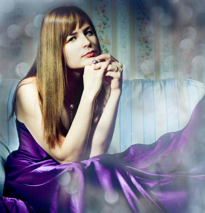 西方人,一个人,坐,竖图,室内,白天,正面,晚礼服,欧洲,欧洲人,仅一个年轻女性,仅一个女性,仅一个人,撑,朦胧,模糊,托腮,注视,观察,看,托,观看,察看,关注,托下巴,单手托腮,年轻女性,女人,女性,白种人,坐着,半身,彩图,晚宴服,舞会服,洋服,洋装,夜礼服