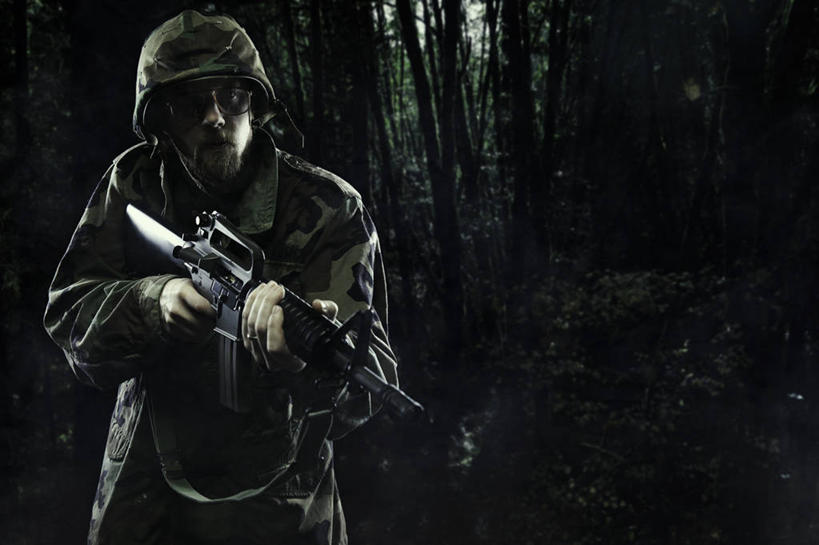 西方人,一个人,站,横图,室外,白天,正面,竞争,树林,植物,帽子,欧洲,欧洲人,仅一个男性,仅一个人,对抗,握,阴影,朦胧,模糊,冲突,反射,枪支,头盔,影子,拿,拿着,注视,破坏,树,树木,仅一个年轻男性,绿色,自然,安全帽,观察,看,站着,武器,战争,握着,机枪,生长,成长,观看,军人,损坏,察看,攻击,威胁,对立,关注,矛盾,兵器,迷彩服,军服,防御,枪械,机关枪,弹夹,敌对,挫败,斗争,抗拒,抗衡,杀伤,威慑,子弹夹,伪装服,野战服,作战服,危险,男人,男性,年轻男性,白种人,站立,半身,彩图