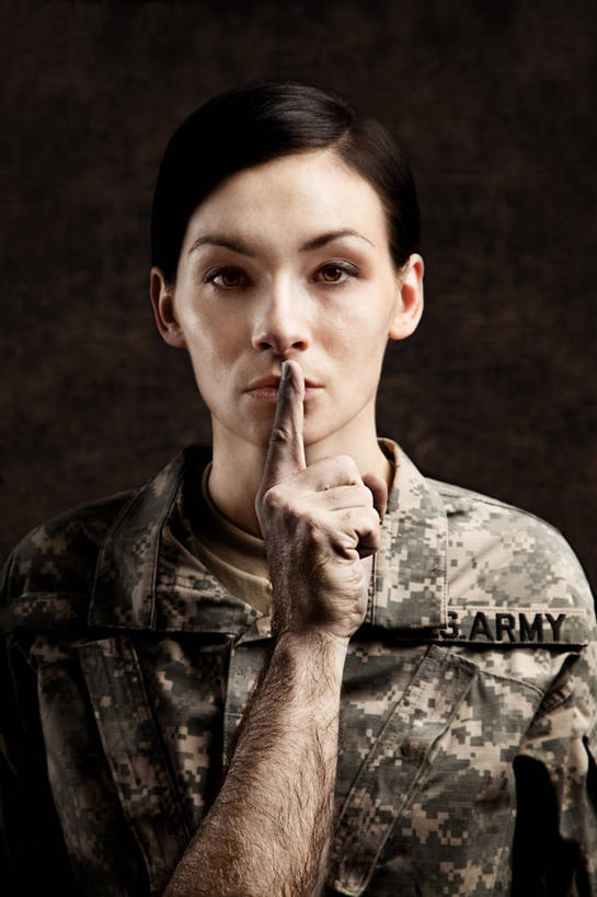 西方人,嘴,两个人,伙伴,朋友,站,竖图,室内,白天,正面,制服,友谊,欧洲,欧洲人,注视,衣服,嘟嘴,观察,看,手势,站着,手指,撅嘴,安静,摄影,影棚,褐色背景,观看,军人,察看,军装,武士,食指,关注,军服,甲士,友情,男人,男性,年轻男性,年轻女性,女人,女性,白种人,嘴巴,嘴唇,站立,半身,彩图,影棚拍摄,拍摄