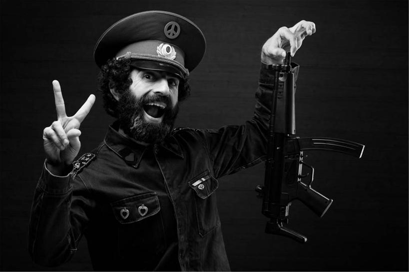 西方人,一个人,站,笑,微笑,露齿笑,横图,黑白,室内,白天,正面,制服,快乐,兴奋,骄傲,成功,胜利,竞争,帽子,欧洲,欧洲人,仅一个男性,仅一个人,对抗,握,黑色背景,冲突,枪支,拿,拿着,扭头,注视,破坏,仅一个年轻男性,衣服,观察,看,手势,站着,张嘴,转头,武器,战争,自信,握着,摄影,军帽,手枪,影棚,观看,军人,损坏,察看,军装,步枪,攻击,威胁,武士,对立,关注,矛盾,兵器,军服,防御,枪械,张大嘴巴,弹夹,敌对,挫败,斗争,抗拒,抗衡,杀伤,威慑,甲士,子弹夹,危险,男人,男性,年轻男性,白种人,张开嘴,站立,半身,影棚拍摄,欢乐,开心,拍摄