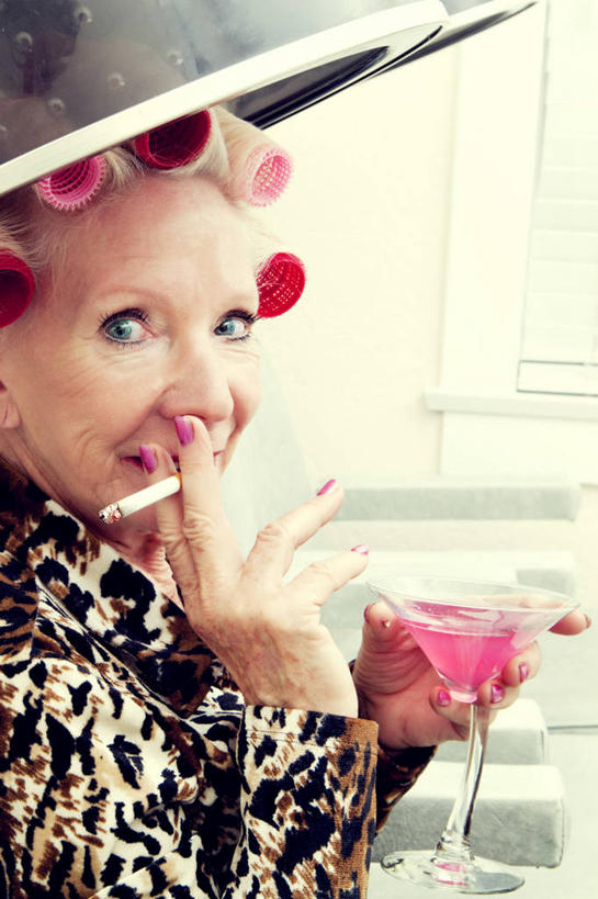 西方人,一个人,坐,笑,微笑,露齿笑,竖图,室内,白天,侧面,窗户,落地窗,桌子,杯子,香烟,欧洲,欧洲人,仅一个女性,仅一个人,握,服装,朦胧,模糊,高脚杯,工具,墙,酒类,夹,拿,拿着,扭头,注视,休闲装,文化,设备,玻璃窗,墙壁,墙面,玻璃制品,酒,饮料,衣服,酒杯,鸡尾酒,观察,看,转头,休闲,休闲服,烟,调酒,握着,服饰,仅一个老年女性,观看,卷发棒,卷发器,察看,创造,关注,想象,烫发机,烫发器,鸡尾酒杯,美发工具,塑料卷发棒,美发设备,老年女性,女人,女性,白种人,玻璃杯,卷烟,烟草,纸烟,坐着,半身,彩图