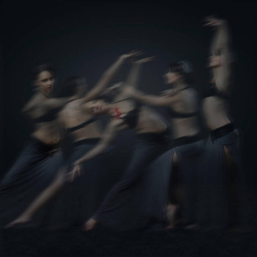 西方人,一个人,站,举,伸展双臂,方图,室内,白天,侧面,跳舞,欧洲,欧洲人,仅一个年轻女性,仅一个女性,仅一个人,弯腰,阴影,服装,朦胧,模糊,反射,背心,影子,衣服,托,站着,服饰,衣着,穿着,舞姿,肚皮舞,弯身,衣饰,露脐装,年轻女性,女人,女性,白种人,敞开双臂,举起,举手,举着,伸开双臂,向上举,向上伸,向上托,展开双肩,站立,张开手臂,张开双臂,半身,彩图,舞蹈