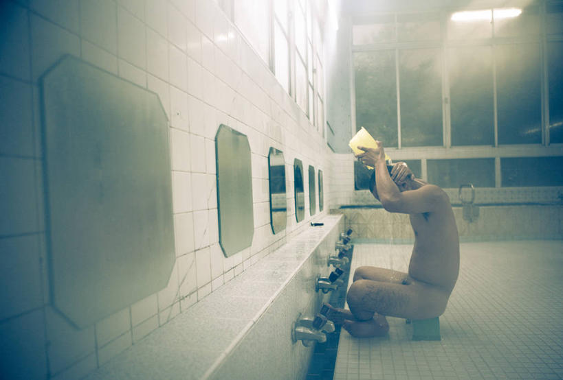 东方人,一个人,坐,举,横图,室内,白天,侧面,窗户,镜子,落地窗,卫生间,浴室,照明,亚洲,仅一个男性,仅一个人,仅一个中年男性,握,水龙头,墙,灯光,拿,拿着,黄种人,顶灯,裸露,开关,玻璃窗,墙壁,墙面,灯,容器,灯具,打开,低头,托,握着,照亮,阀门,镜像,桑拿,开启,镜面,照明设备,裸,芬兰浴,三温暖,桑拿浴,水咀,舀子,水瓢,男人,男性,中年男性,亚洲人,淋浴房,举起,举手,举着,向上举,向上伸,向上托,坐着,彩图,全身,冲凉房,沐浴间,沐浴室