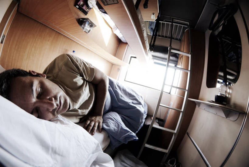 西方人,一个人,躺,闭眼,睡,攀登,横图,室内,白天,仰视,窗户,床,火车,金属制品,欧洲,欧洲人,仅一个男性,仅一个人,服装,金属,梯子,阶梯,墙,床单,休闲装,被子,车厢,玻璃窗,墙壁,墙面,车,仅一个年轻男性,衣服,交通工具,休闲,休闲服,爬,服饰,单人床,上升,被单,载具,登高,车箱,卧着,男人,男性,年轻男性,白种人,闭眼睛,闭着眼,闭着眼睛,困,困觉,攀爬,寝息,睡觉,抬头,躺着,卧,仰头,彩图,低角度拍摄,全身