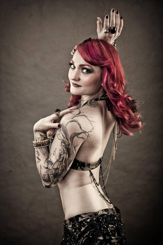 西方人,一个人,跳舞者,站,举,笑,摸,微笑,竖图,室内,白天,侧面,时尚,跳舞,项链,欧洲,欧洲人,仅一个年轻女性,仅一个女性,仅一个人,抚摸,服装,扭头,注视,文化,纹身,装饰品,衣服,戒指,饰品,手链,首饰,观察,看,托,站着,转头,个性,摄影,服饰,手镯,信仰,影棚,褐色背景,观看,察看,衣着,穿着,关注,刺青,追求,镯子,舞姿,表演服,演出服,想象,肚皮舞,文身,勇气,崇拜,张扬,衣饰,道具服,年轻女性,女人,女性,白种人,舞蹈家,舞蹈演员,舞者,触摸,接触,举起,举手,举着,向上举,向上伸,向上托,站立,半身,彩图,影棚拍摄,拍摄,舞蹈