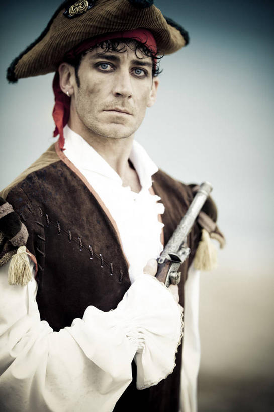 西方人,一个人,站,竖图,室内,白天,正面,竞争,帽子,欧洲,欧洲人,仅一个男性,仅一个人,仅一个中年男性,对抗,握,蓝色背景,服装,冲突,枪支,拿,拿着,扭头,注视,破坏,耳钉,装饰品,衣服,饰品,首饰,观察,看,站着,转头,牛仔帽,武器,战争,握着,摄影,服饰,手枪,影棚,观看,损坏,察看,攻击,威胁,衣着,穿着,对立,关注,矛盾,兵器,防御,表演服,枪械,演出服,弹夹,敌对,挫败,斗争,抗拒,抗衡,杀伤,威慑,耳饰,衣饰,子弹夹,道具服,危险,男人,男性,中年男性,白种人,站立,半身,彩图,影棚拍摄,拍摄