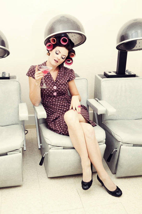 西方人,一个人,商店,坐,笑,微笑,竖图,室内,白天,正面,杯子,椅子,欧洲,欧洲人,仅一个年轻女性,仅一个女性,仅一个人,握,服装,高脚杯,工具,酒类,二郎腿,拿,拿着,扭头,注视,休闲装,文化,设备,商铺,玻璃制品,酒,饮料,衣服,酒杯,鸡尾酒,观察,看,转头,休闲,休闲服,调酒,握着,服饰,观看,理发店,卷发棒,卷发器,察看,创造,关注,美发店,想象,烫发机,烫发器,美容店,马提尼,马提尼酒,鸡尾酒杯,美发工具,市肆,商号,塑料卷发棒,美发设备,年轻女性,女人,女性,白种人,玻璃杯,坐着,彩图,全身,店铺,剪发椅,理发椅,美发椅,液压椅,油压椅