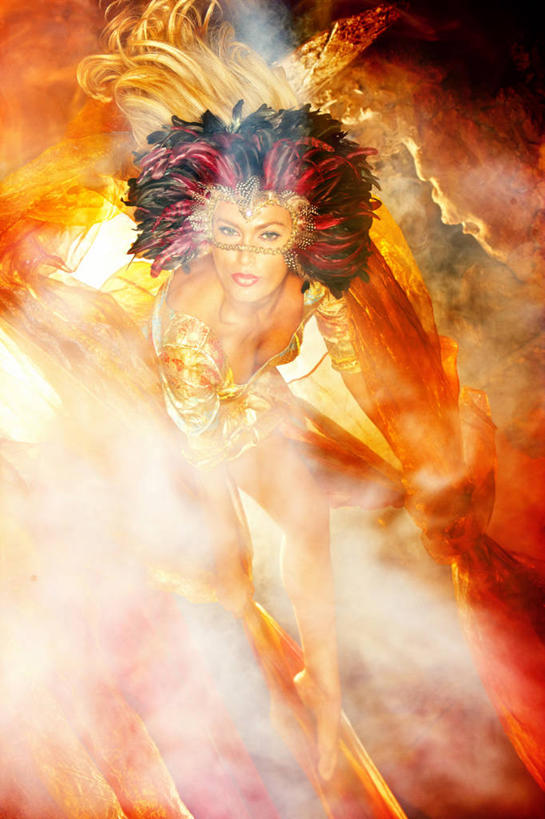 西方人,一个人,模特,跳,竖图,俯视,室内,白天,纺织品,欧洲,欧洲人,仅一个女性,仅一个人,弯腰,服装,朦胧,模糊,装饰,布,面具,纱布,丝巾,头饰,烟雾,织物,扭头,注视,光脚,衣服,发夹,发饰,夹子,观察,看,转头,仅一个中年女性,赤脚,烟,服饰,观看,华丽,修饰,布匹,点缀,察看,衣着,穿着,关注,薄纱,表演服,演出服,写实,具体,具象,弯身,衬托,美观,雅致,雅观,衣饰,道具服,女人,女性,中年女性,白种人,模特儿,跳跃,半身,彩图,高角度拍摄,棉织品