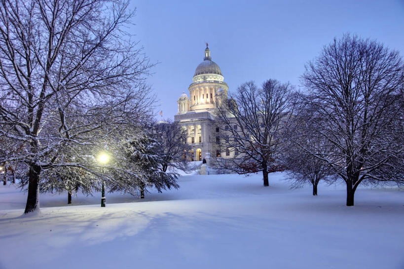 无人,横图,室外,白天,正面,旅游,度假,雪,植物,大雪,标志建筑,地标,建筑,美国,积雪,雪景,冬季,冬天,娱乐,建设,国会大厦,树,树木,蓝色,绿色,蓝天,天空,自然,天,享受,休闲,旅游胜地,放松,寒冷,生长,成长,北美,北美洲,罗得岛,美洲,国会大楼,罗德岛,首府,议会大厦,议会大楼,首都大厦,州议会大厦,州政府,州会议厅,北亚美利加洲,亚美利加洲,严寒,罗得岛州,海洋之州,普罗维登斯,普罗维登斯县,彩图,美利坚合众国