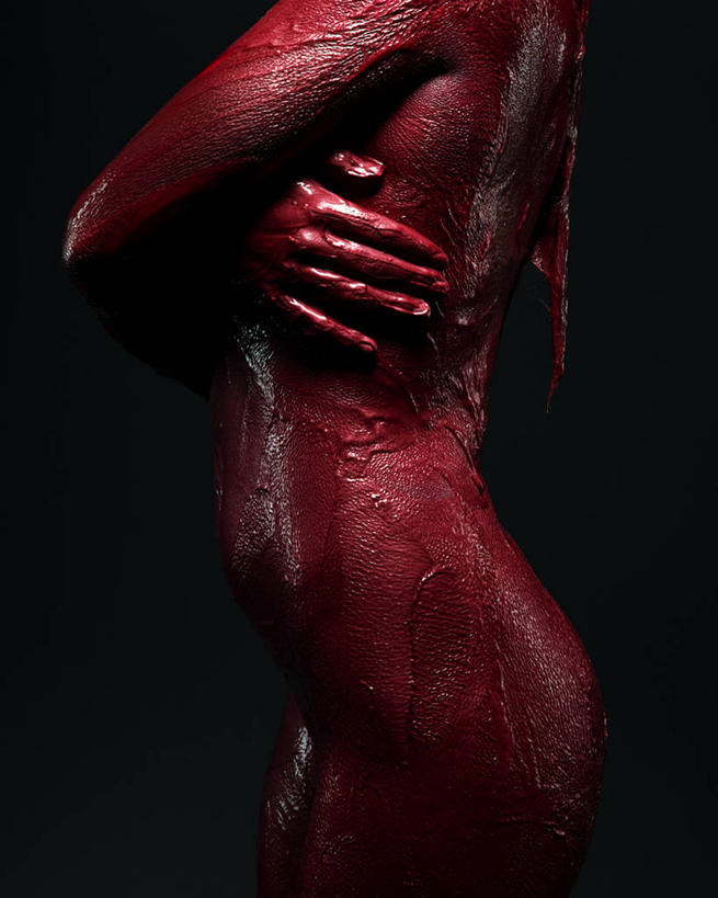 西方人,一个人,模特,站,双手交叉,竖图,室内,白天,侧面,欧洲,欧洲人,仅一个年轻女性,仅一个女性,仅一个人,黑色背景,艺术,纹路,彩绘,纹理,文化,红色,站着,摄影,影棚,双手抱胸,人体彩绘,肌理,美观,赤色,纹身彩绘,年轻女性,女人,女性,白种人,模特儿,站立,半身,彩图,影棚拍摄,拍摄