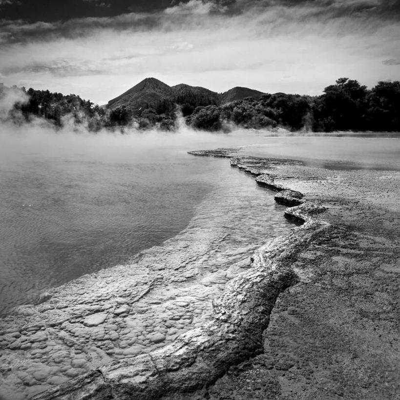 无人,方图,黑白,室外,白天,正面,旅游,度假,石头,美景,山,山脉,植物,雾,新西兰,阴影,沸腾,光线,蒸汽,石子,影子,池塘,景观,山峰,水池,云,云朵,山峦,水蒸气,云彩,娱乐,树,树木,蓝色,绿色,白云,蓝天,天空,阳光,自然,群山,天,享受,休闲,景色,熔岩,放松,生长,晴朗,成长,自然风光,大洋洲,火山岩,蒸发,纽西兰,长白云之乡,新西兰北岛,玄武岩,罗托鲁阿,罗托鲁瓦,香槟池,石块,岩石,晴空